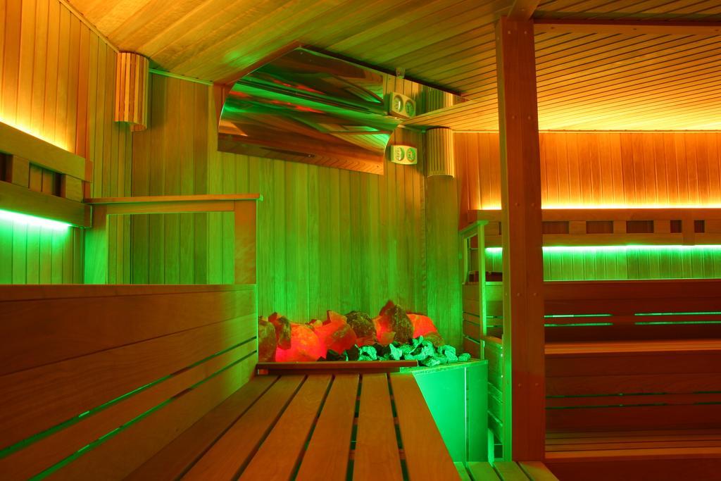 Holiday Beach Budapest Wellness Hotel With Sauna Park Bagian luar foto