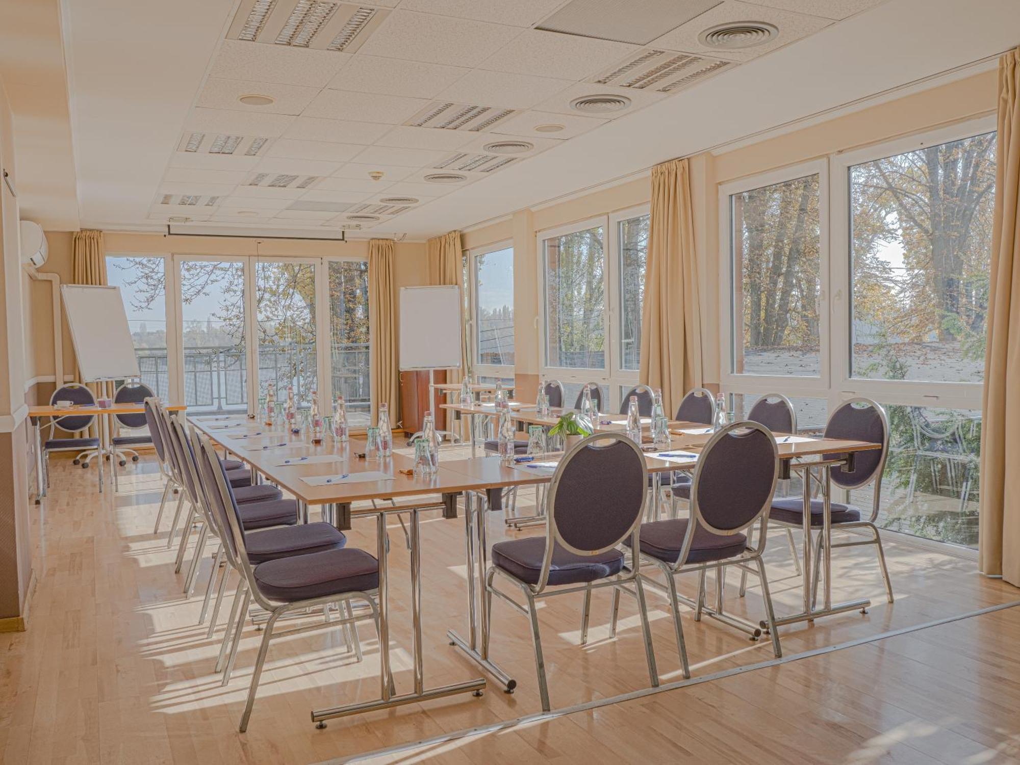 Holiday Beach Budapest Wellness Hotel With Sauna Park Bagian luar foto