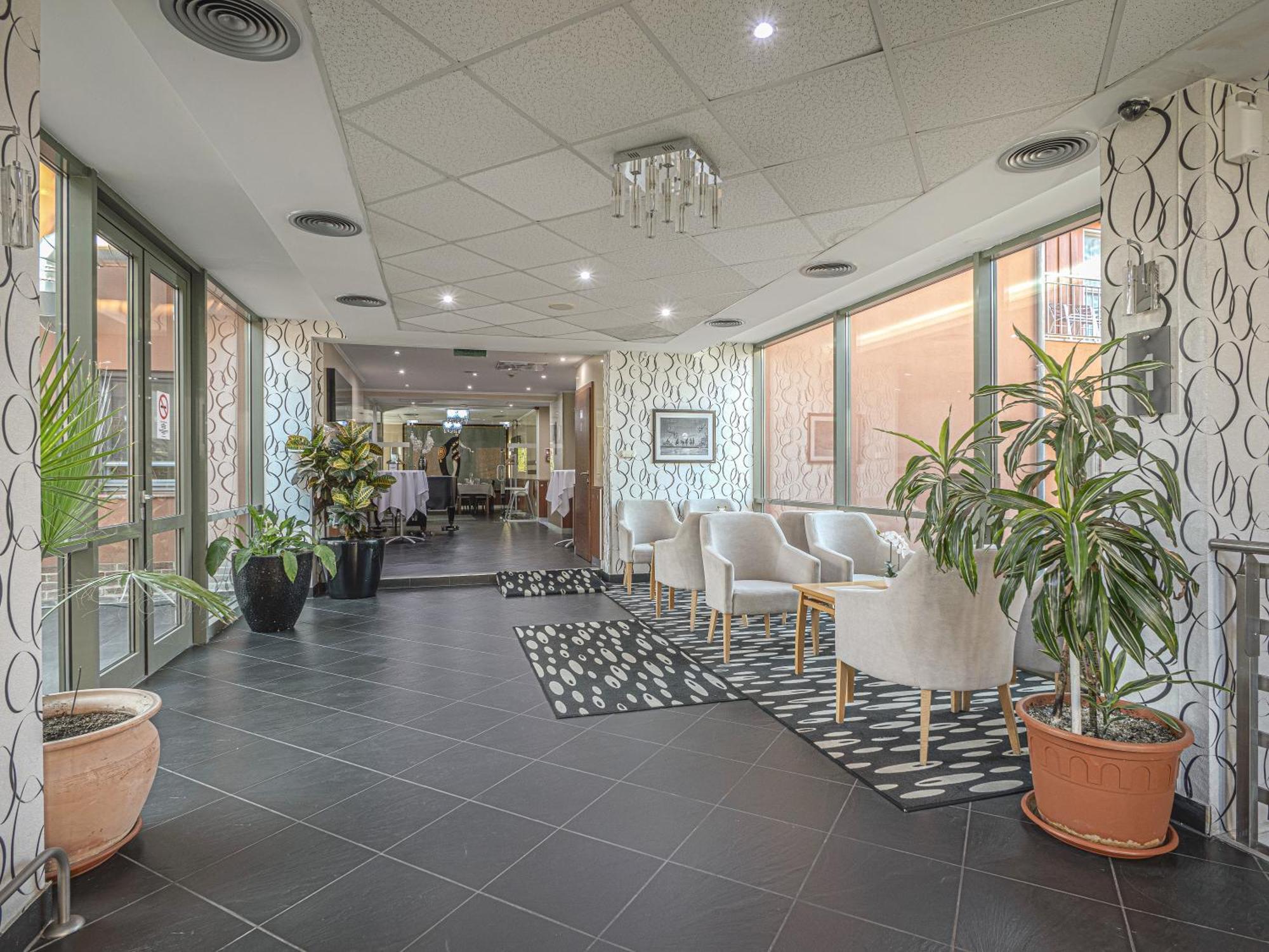 Holiday Beach Budapest Wellness Hotel With Sauna Park Bagian luar foto