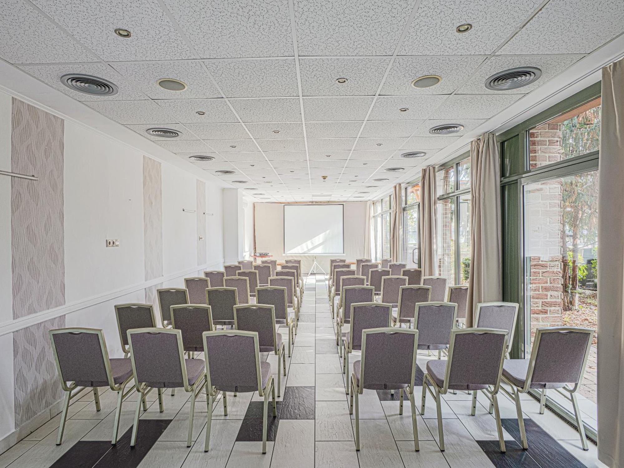 Holiday Beach Budapest Wellness Hotel With Sauna Park Bagian luar foto