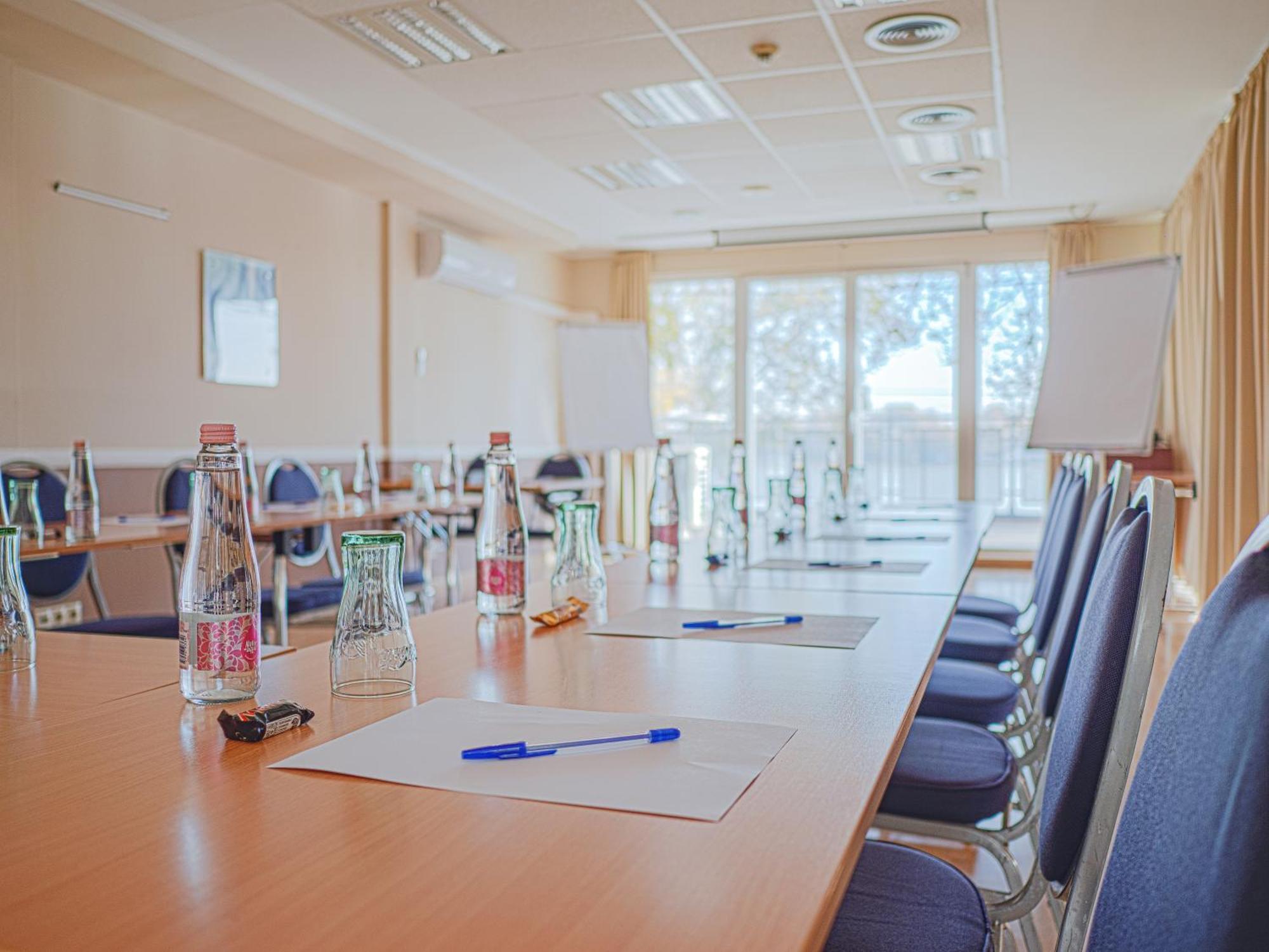 Holiday Beach Budapest Wellness Hotel With Sauna Park Bagian luar foto