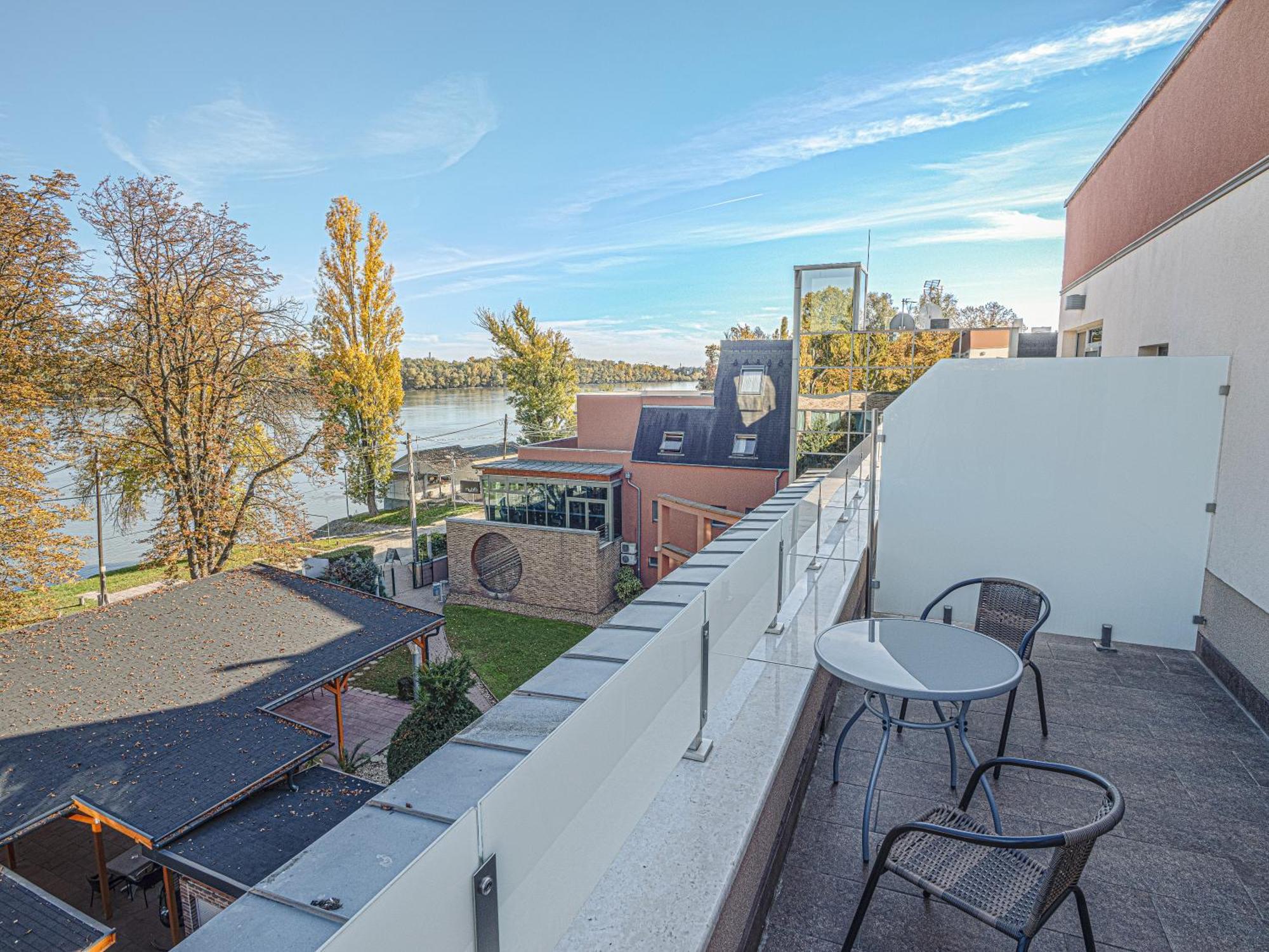 Holiday Beach Budapest Wellness Hotel With Sauna Park Bagian luar foto