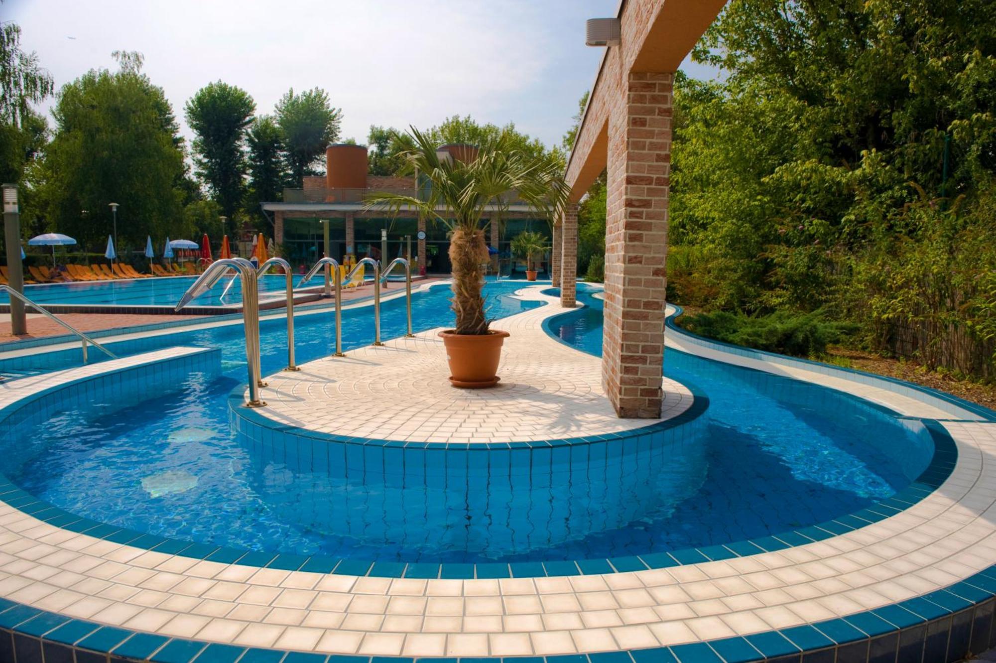 Holiday Beach Budapest Wellness Hotel With Sauna Park Bagian luar foto