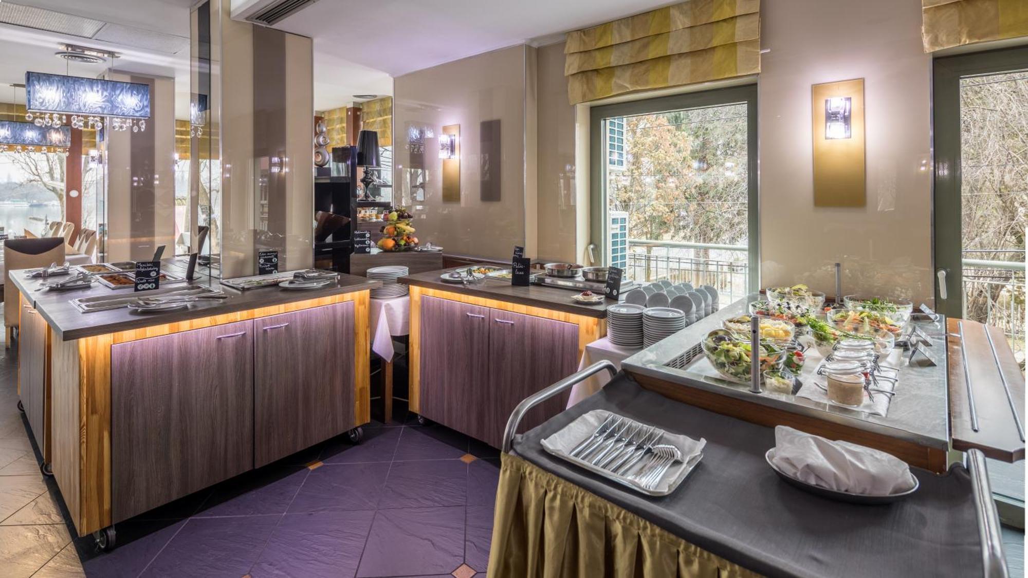 Holiday Beach Budapest Wellness Hotel With Sauna Park Bagian luar foto