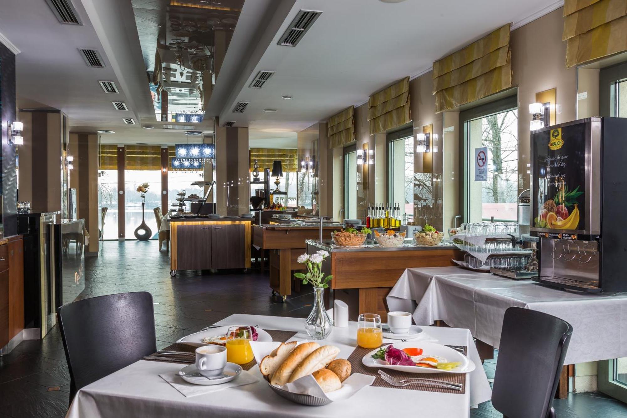Holiday Beach Budapest Wellness Hotel With Sauna Park Bagian luar foto